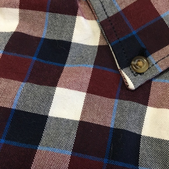 Reg. fit- Built in Flex Men’s woven button down - Picture 4 of 5